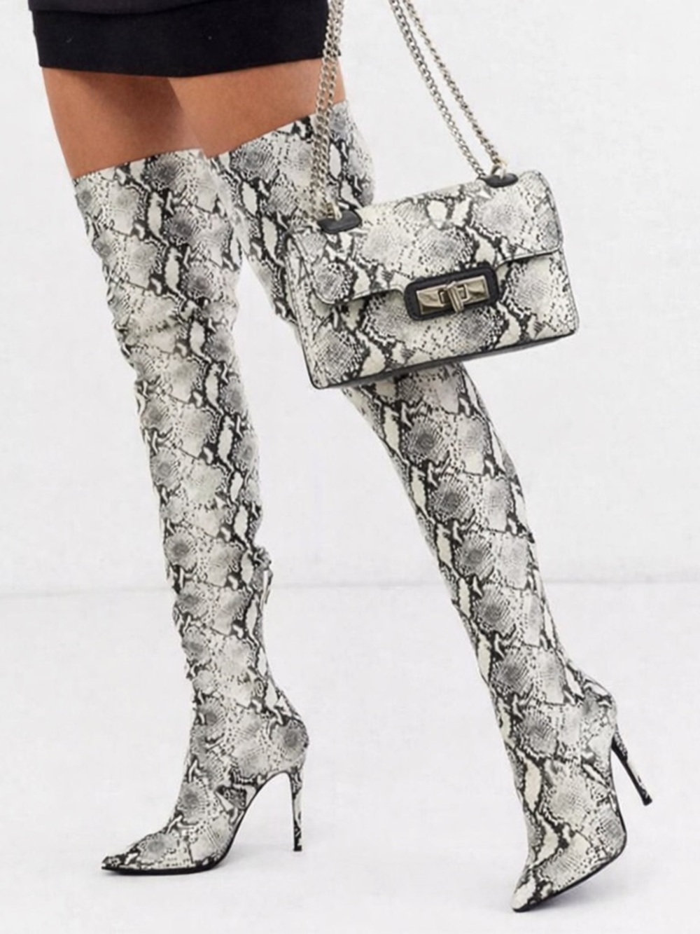 Snake Print Pointed Toe Stiletto Knee-High Boot & Chain Bag Set - Black & Cream